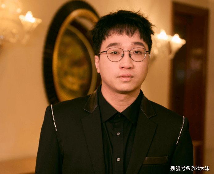 LPL战队出现离谱操作,教练人数比选手还多,其他战队没教练可签